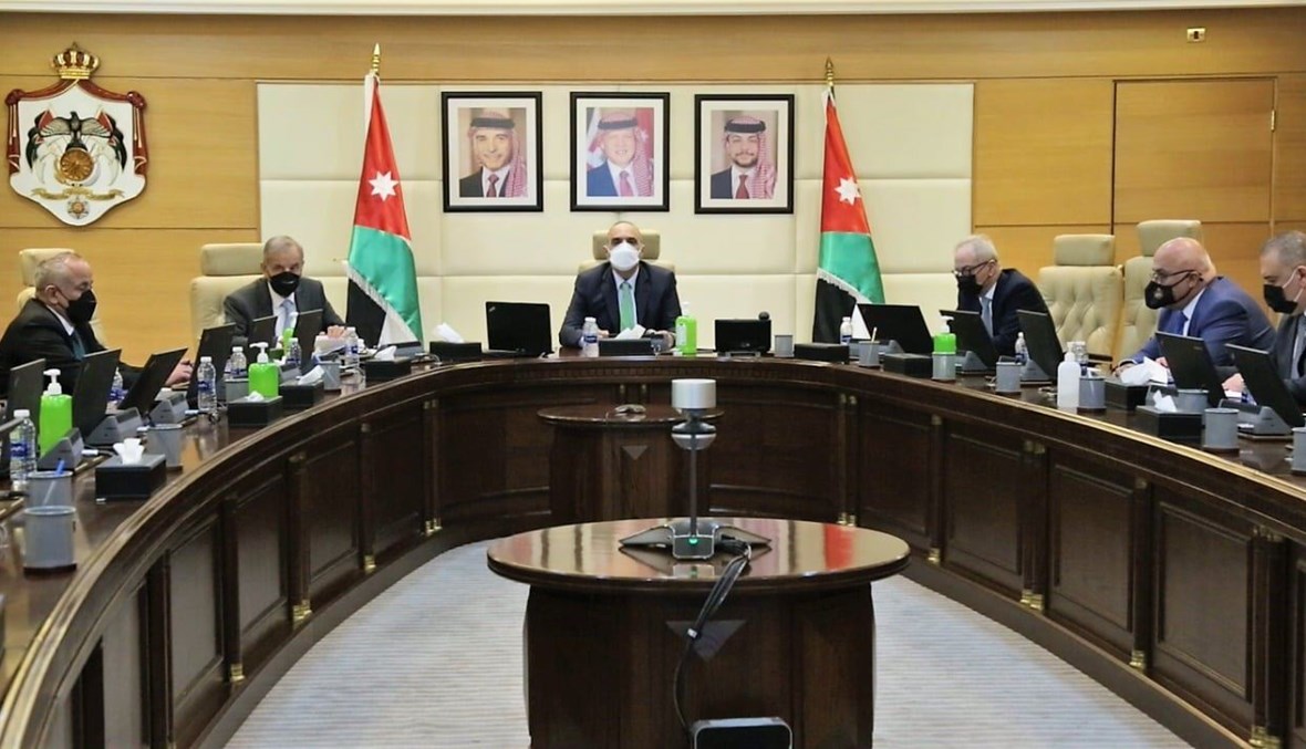 مجلس الوزراء الأردني منعقدا برئاسة الخصاونة (3 آذار 2021، صفحة رئاسة الوزراء الاردن في الفايسبوك). 