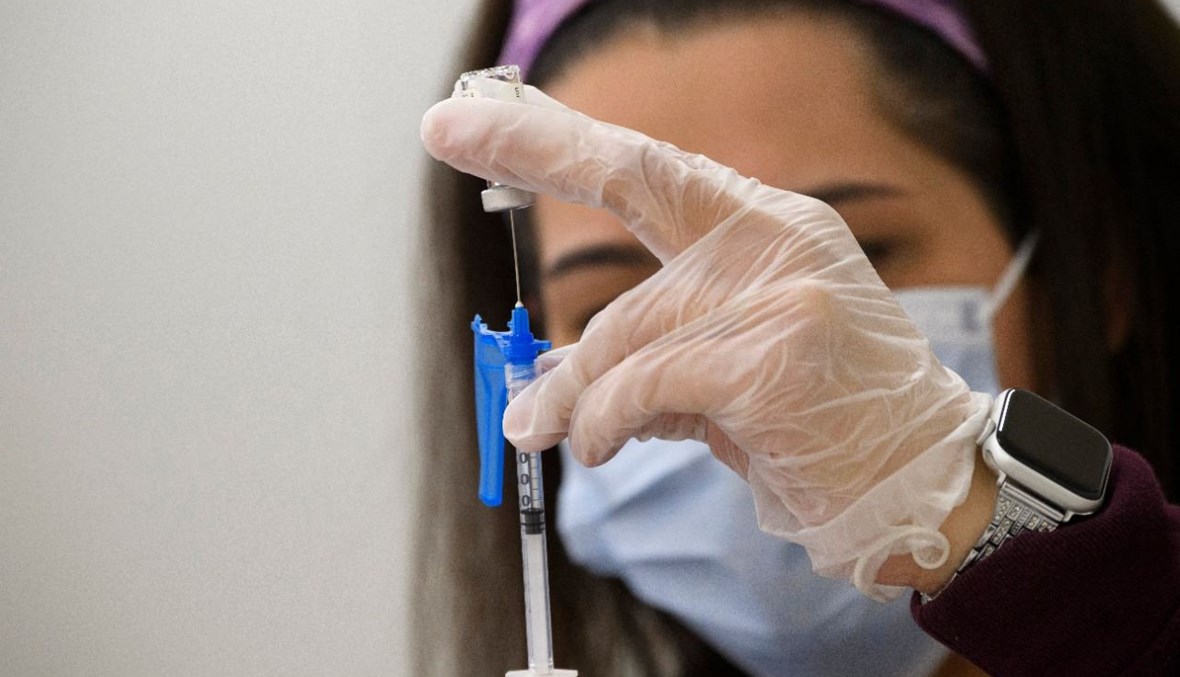 عاملة صحية تجهز حقنة من لقاح جونسون في مركز للتطعيم في لوس أنجليس بكاليفورنيا (11 آذار 2021، ا ف ب).