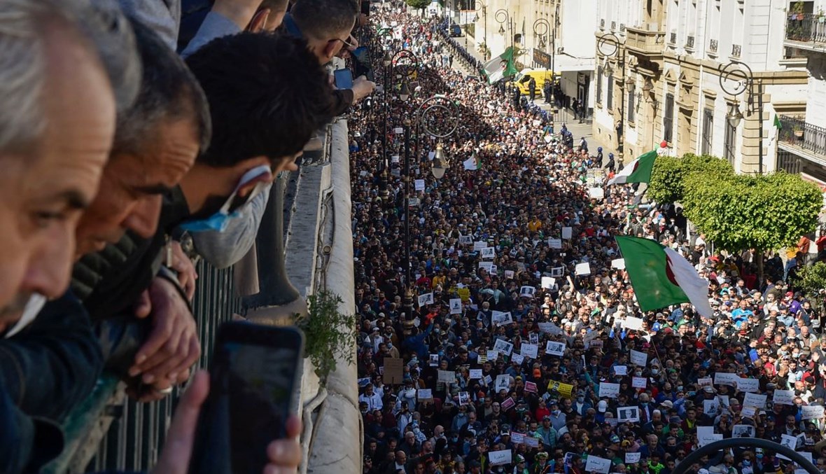 حشود من الجزائريين خلال تظاهرة مناهضة للحكومة في العاصمة الجزائر (12 آذار 2021، أ ف ب). 
