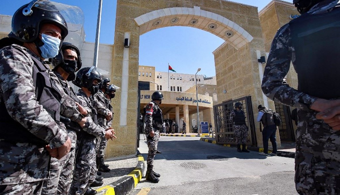 انتشار لقوات الأمن الأردنية أمام مستشفى السلط خلال زيارة الملك (أ ف ب).