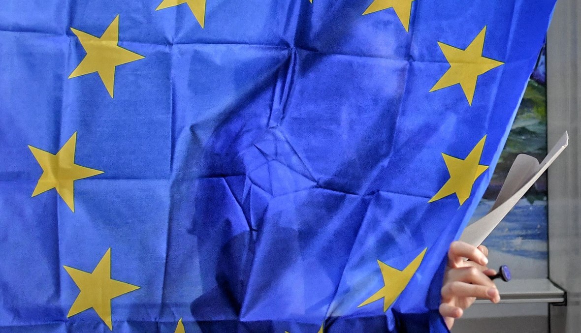 علم الاتحاد الأوروبي على غرف الاقتراع في رومانيا - "أ ب"