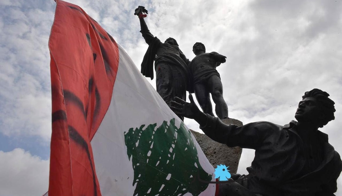 تمثال الشهداء والعلم اللبناني.