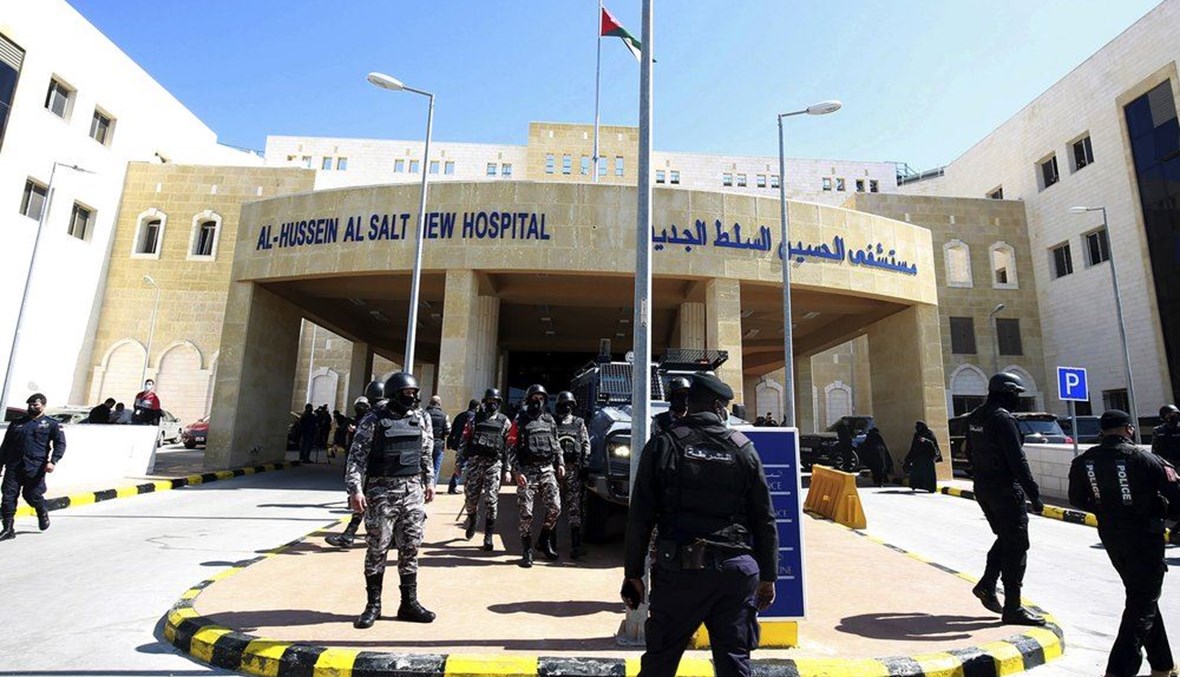 جنود أردنيون انتشروا خارج مستشفى الحسين السلط في السلط بالأردن (13 آذار 2021، أ ف ب).