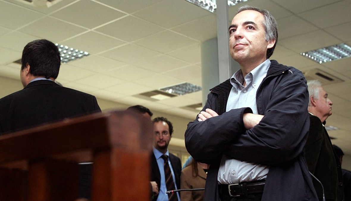 كوفوديناس يتحدث إلى وسائل الإعلام في بداية محاكمة الاستئناف في محكمة خاصة في سجن في أثينا (2 ك1 2005، ا ف ب). 