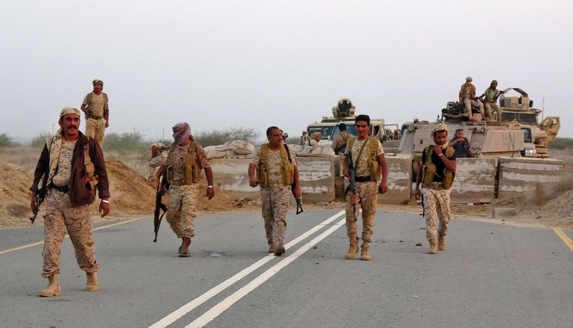 عناصر من القوات الموالية للحكومة اليمنية المدعومة من السعودية يدخلون منطقة عبس في شمال غرب محافظة حجة (11 آذار 2021، أ ف ب). 