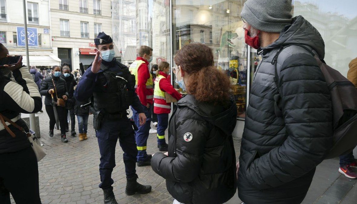 شرطي يقوم بدورية في منطقة شاتوليه في باريس (13 آذار 2021، أ ف ب). 