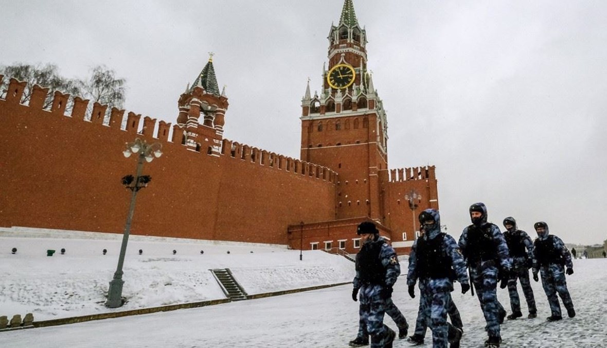 عناصر من الشرطة الروسية قبالة برج سبساكايا للكرملين في موسكو السبت.   (أ ف ب)