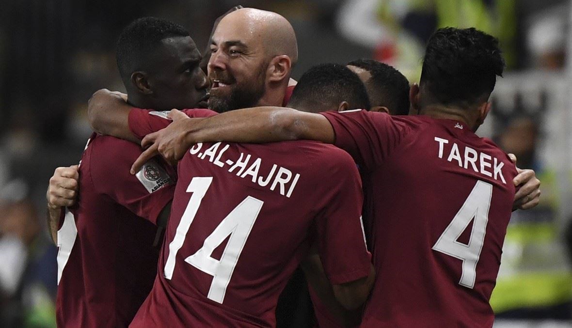 لاعبو قطر ومدربهم (أ ف ب).