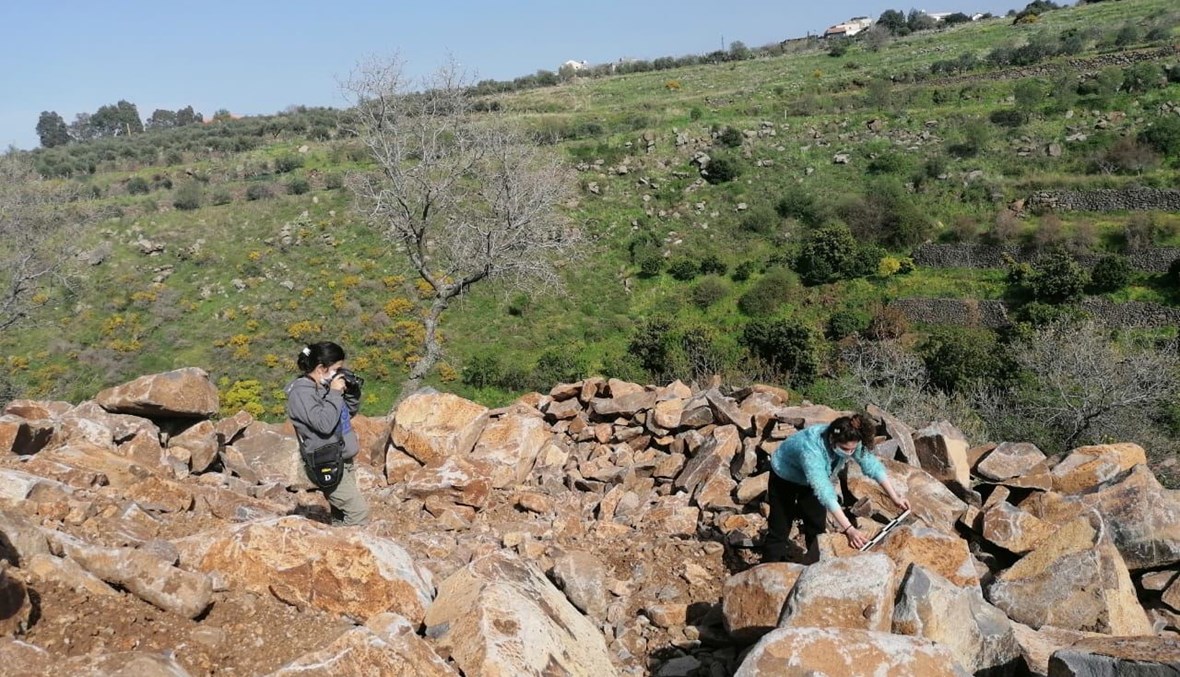 فريق من المديرية العامة للآثار يتفقّد القبر الميغاليتي الذي تمّ جرفه في عكار.