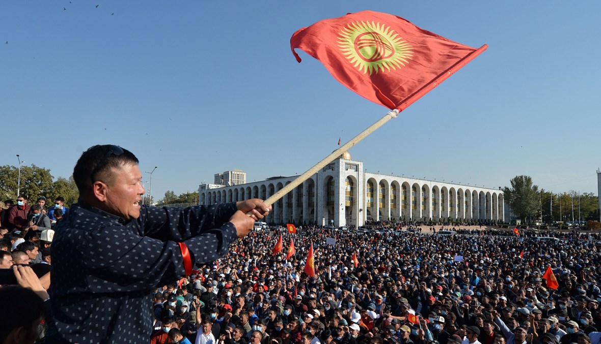'شهدت جمهورية قيرغيزستان تحولات سياسية، انتهت إلى استقرار شعبي بانتخاب صدر جباروف رئيساً للبلاد" (أ ف ب).