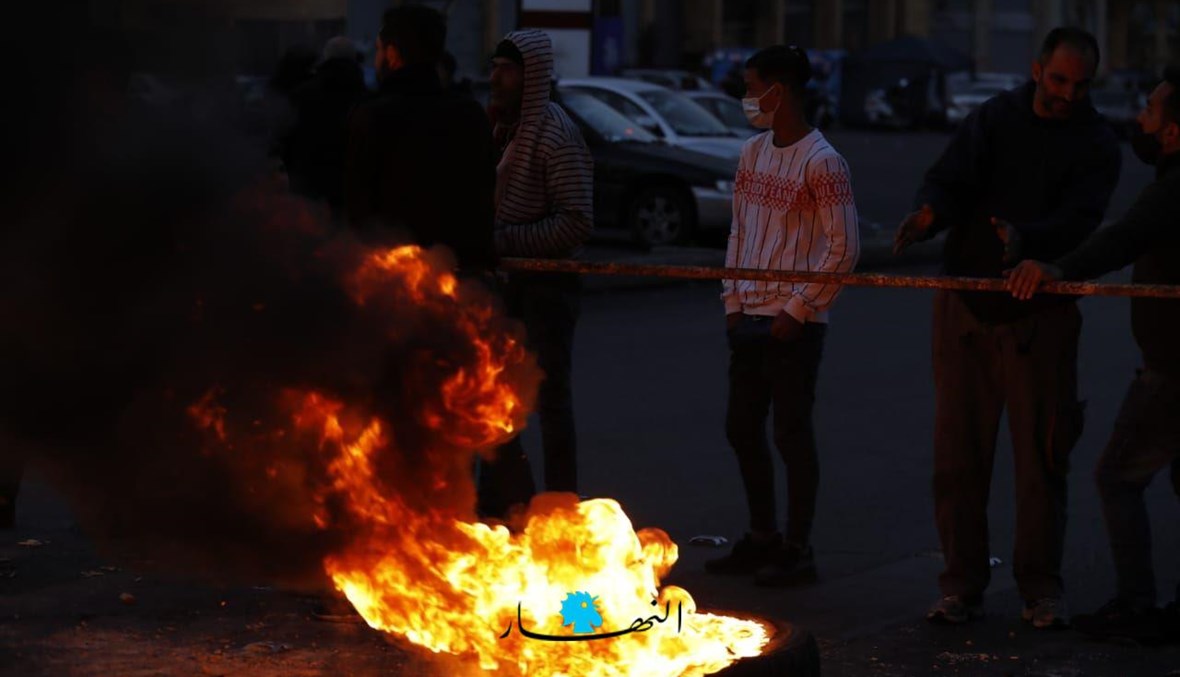 الدولار يُشعل الشارع (ساحة الشهداء - تصوير نبيل إسماعيل).