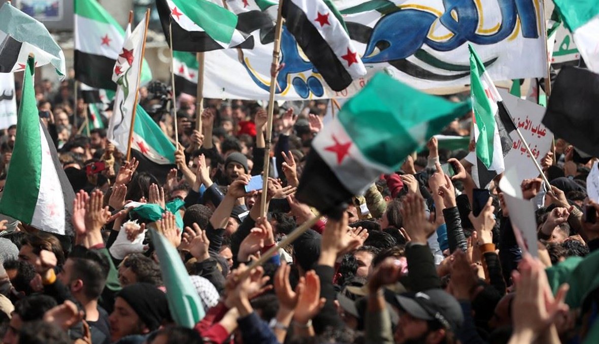سوريون في إدلب يتظاهرون في الذكرى العاشرة للانتفاضة ضد النظام.   (أ ف ب)