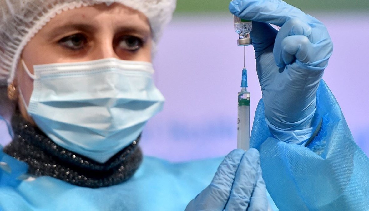 ممرّضة في أوكرانيا تحضّر جرعة من لقاح "أسترازينيكا" (أ ف ب).