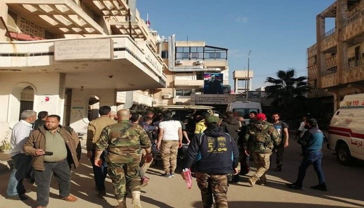 سيارات إسعاف وجنود أمام مستشفى درعا أمس.  