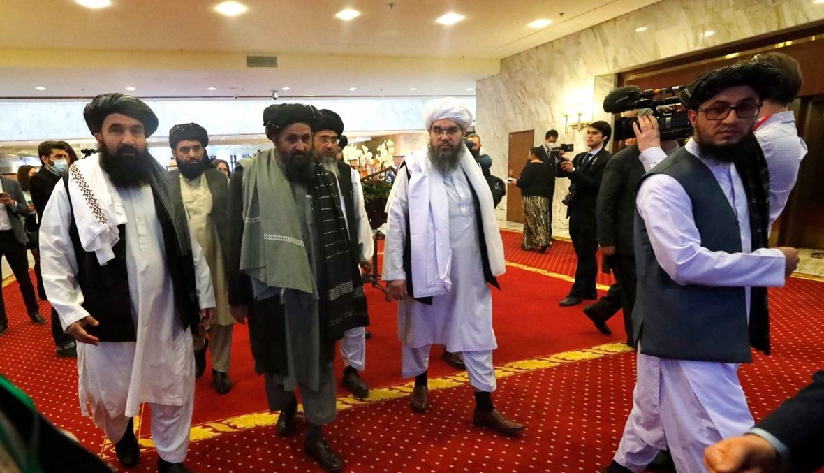 وفد طالبان لدى وصوله الى المؤتمر الدولي حول أفغانستان في موسكو (18 آذار 2021، أ ف ب). 