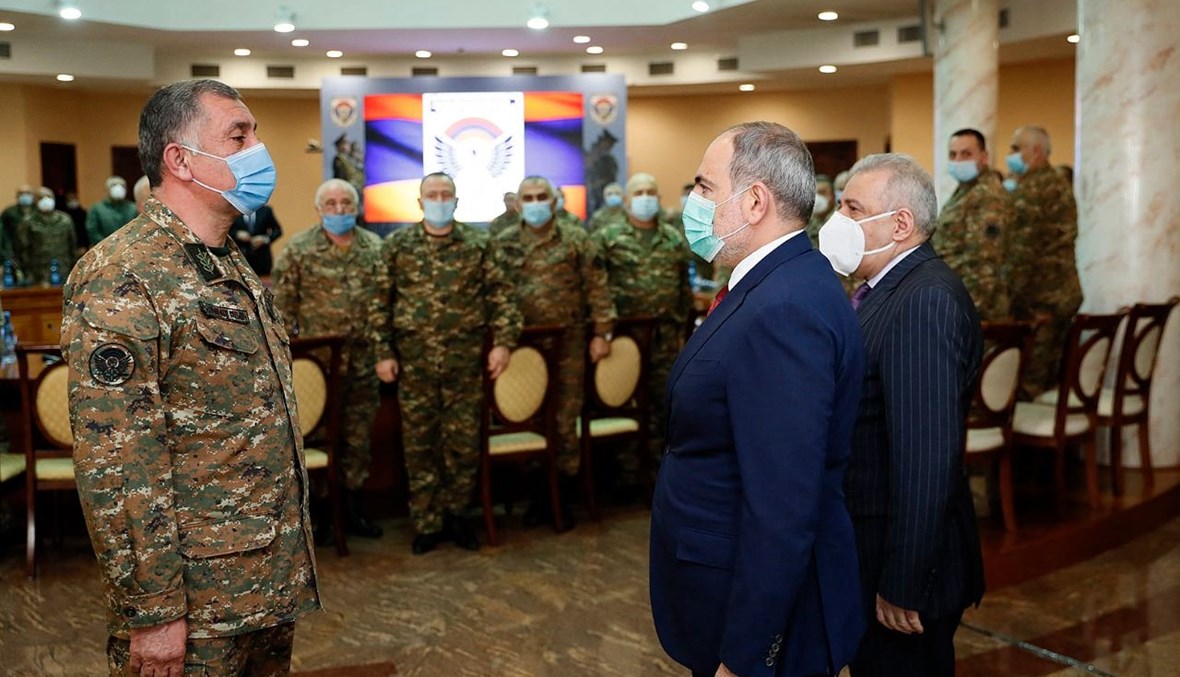 باشينيان خلال لقائه ضباطا كبارا في الجيش في يريفان (10 آذار 2021، أ ف ب). 