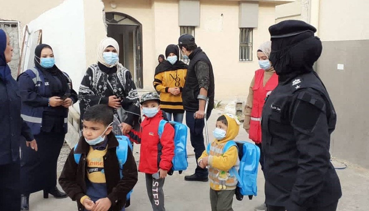 السلطات الليبية تسلم مجموعة من النساء والأطفال من الجهاديين التونسيين المشتبه فيهم (18 آذار 2021، أ ف ب). 