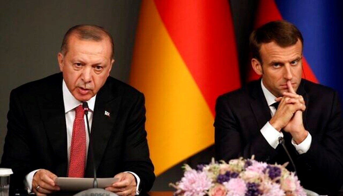 الرئيسان الفرنسي إيمانويل ماكرون والتركي رجيب طيب إردوغان خلال مؤتمر حول سوريا في اسطنبول، تشرين الأول 2018 - "أ ب"