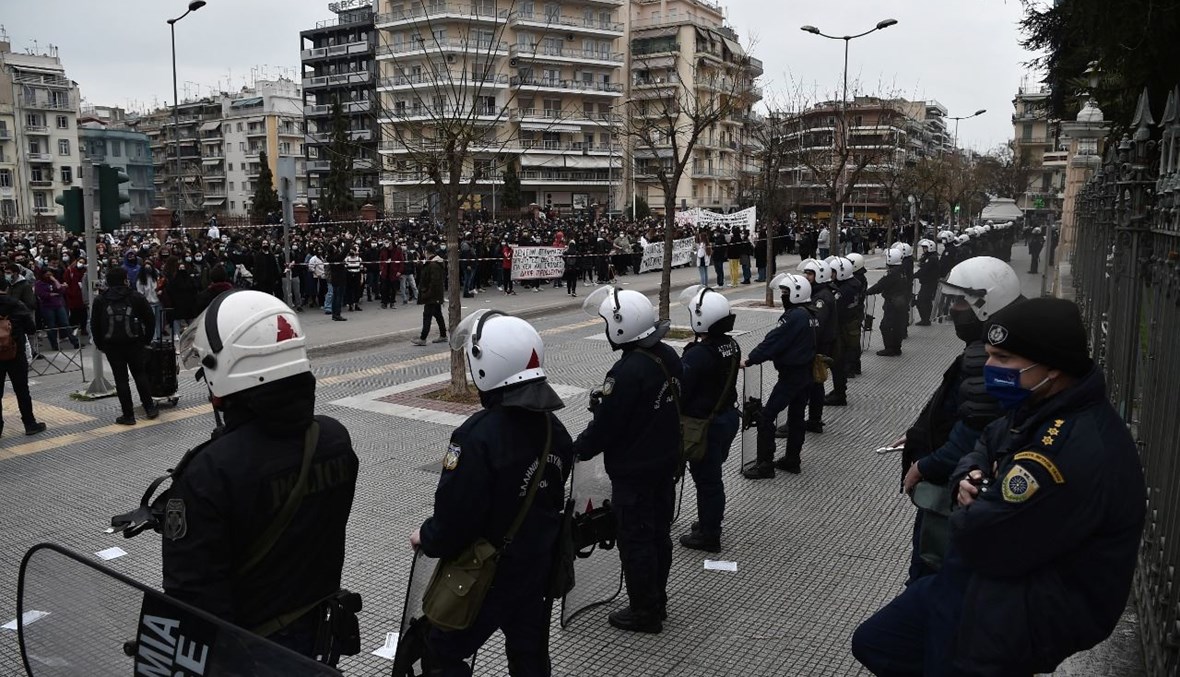 عناصر من شرطة مكافحة الشغب خلال تظاهرة لطلاب يونانيين في ثيسالونيكي (10 آذار 2021، أ ف ب). 