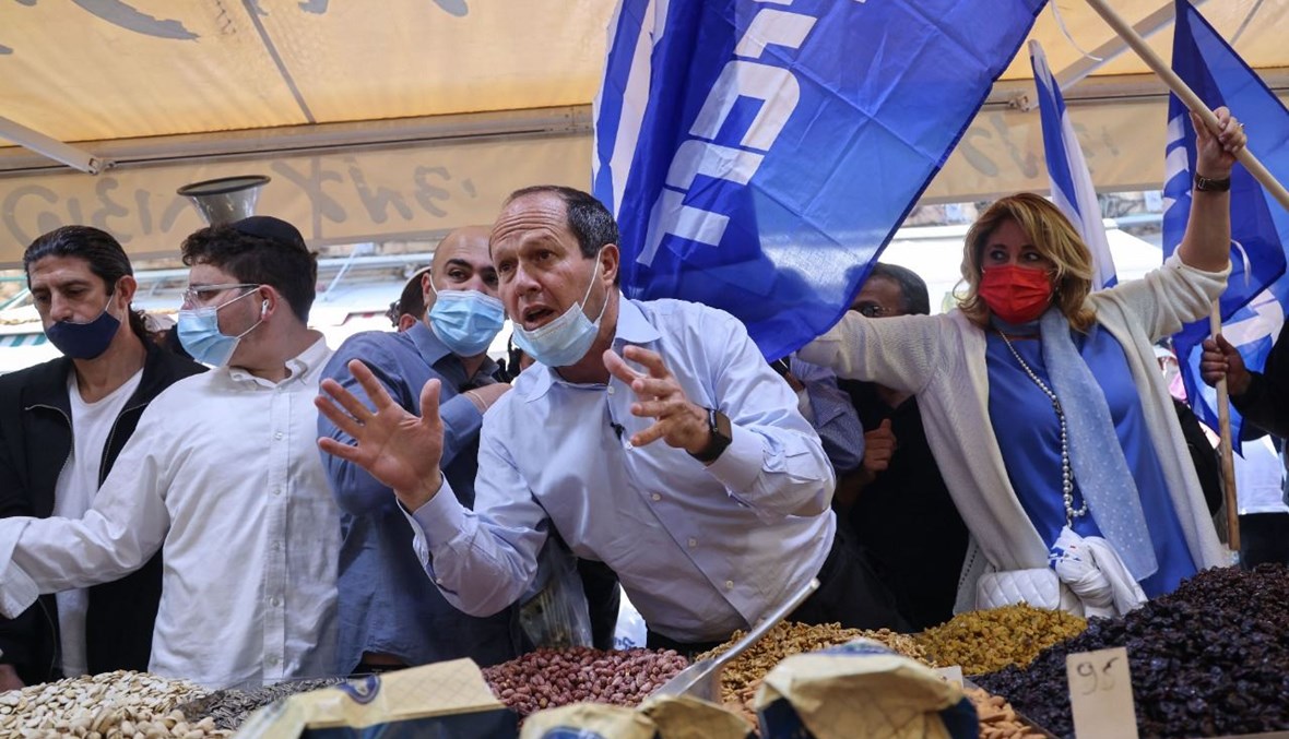 عضو البرلمان نير بركات يلتقي الناخبين خلال حملة انتخابية لحزب الليكود، في سوق محانيه يهودا في القدس (19 آذار 2021، أ ف ب). 