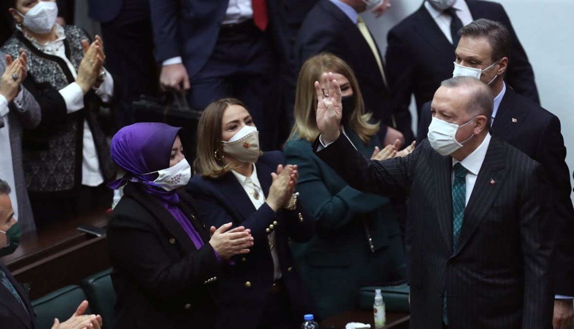 إردوغان ملقيا التحية على أعضاء حزب "العدالة والتنمية" خلال حضوره اجتماعا لهم في الجمعية الوطنية التركية في أنقرة (10 آذار 2021، أ ف ب). 