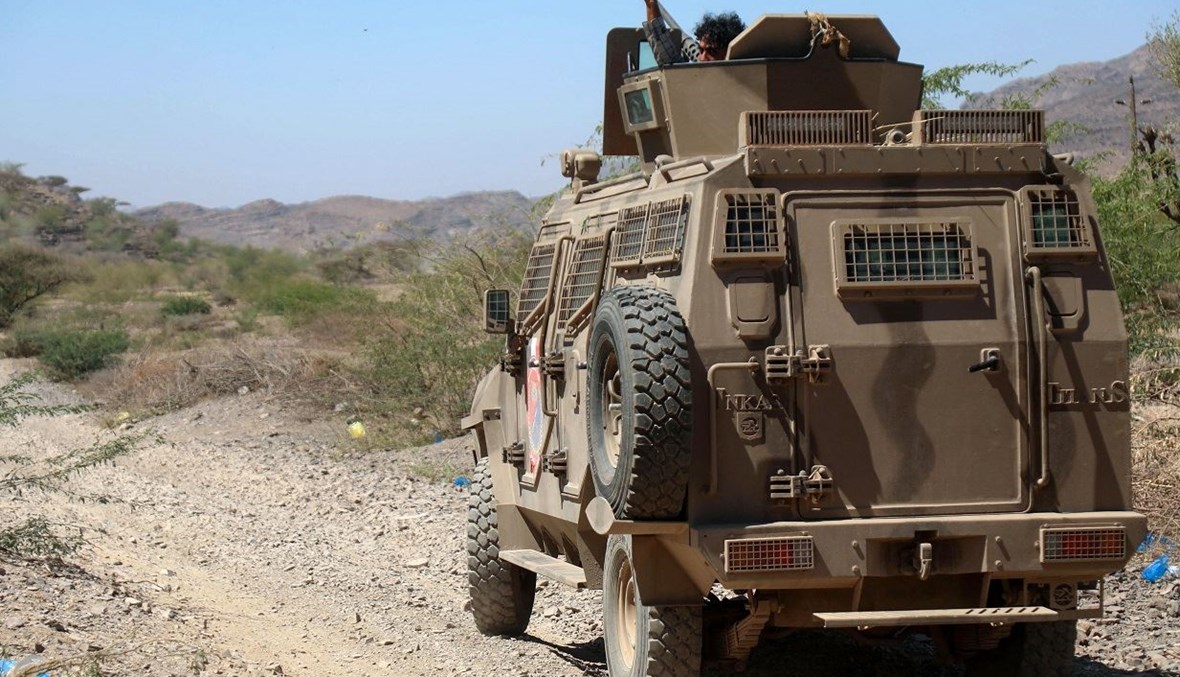 عربة مدرّعة تابعة للقوات الموالية للحكومة اليمنية غرب مدينة تعز (أ ف ب).
