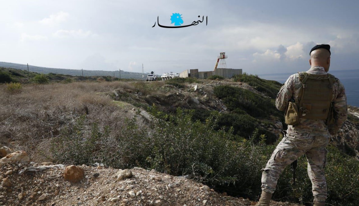 عنصر من الجيش اللبناني يراقب الحدود في الناقورة (تصوير مارك فياض).