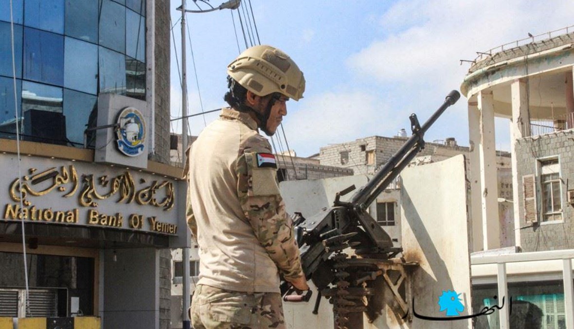 جندي يحمل شارة تظهر العلم القديم لجنوب اليمن (أ ف ب).