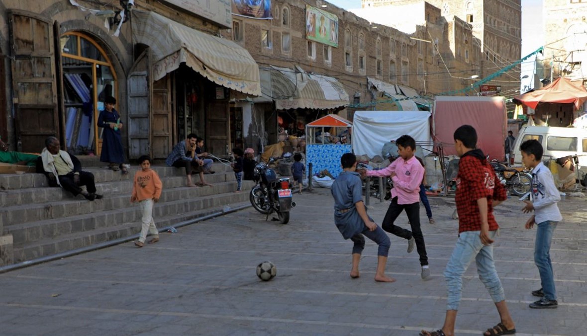 أطفال يمنيون يلعبون كرة القدم في مدينة صنعاء القديمة (20 آذار  2021، ا ف ب). 