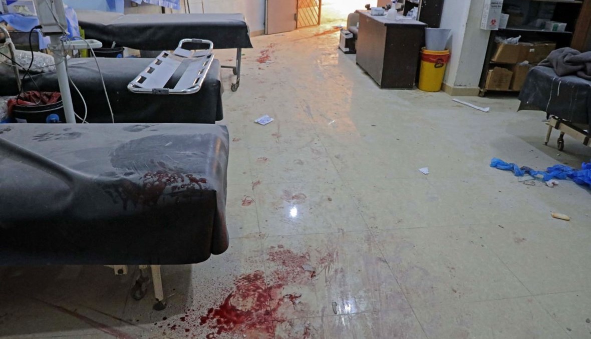 بقع دماء تغطي أرض غرفة في مشفى ميداني في الأتارب في حلب شمال سوريا، بعد تعرضه لقصف (21 آذار 2021، أ ف ب).