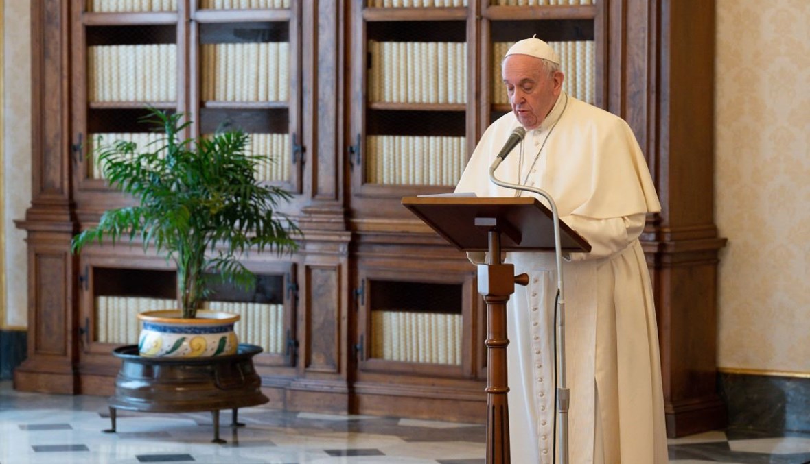 البابا فرنسيس ملقيا صلاة التبشير الملائكي في مكتبة القصر الرسولي في الفاتيكان (21 آذار 2021، أ ف ب). 