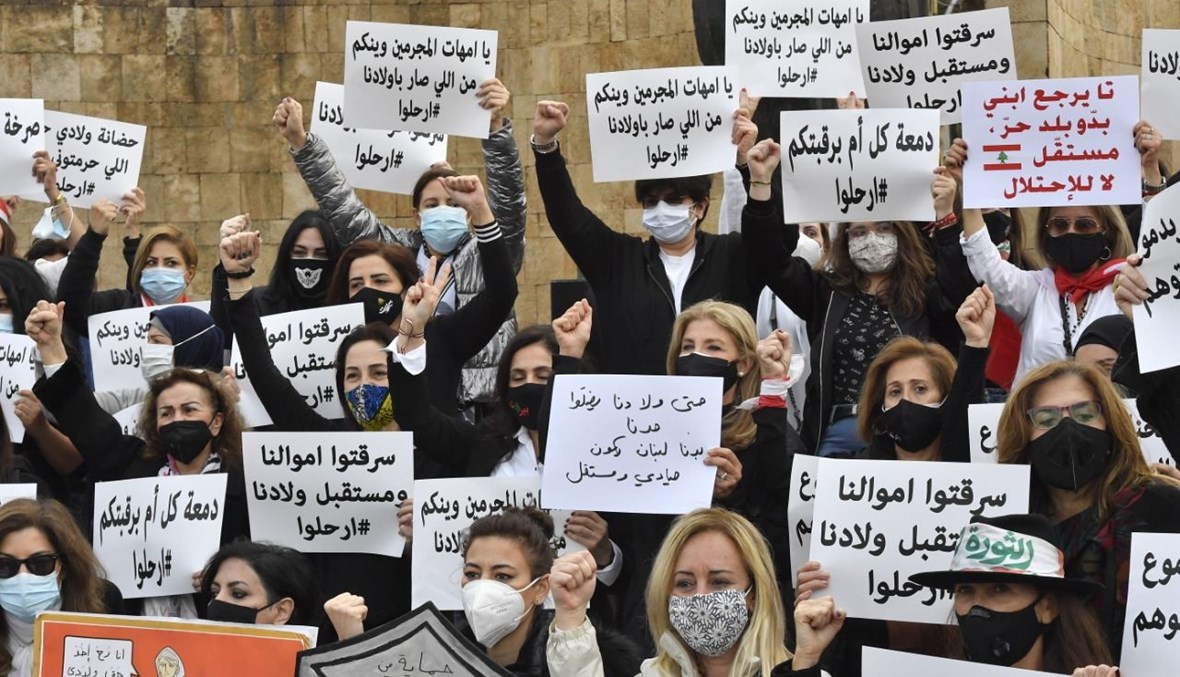 أمهات ضحايا في انفجار مرفأ بيروت يرفعن شعارات مناوئة للسلطة في تظاهرة نسائية لمناسبة عيد الام. (نبيل اسماعيل)