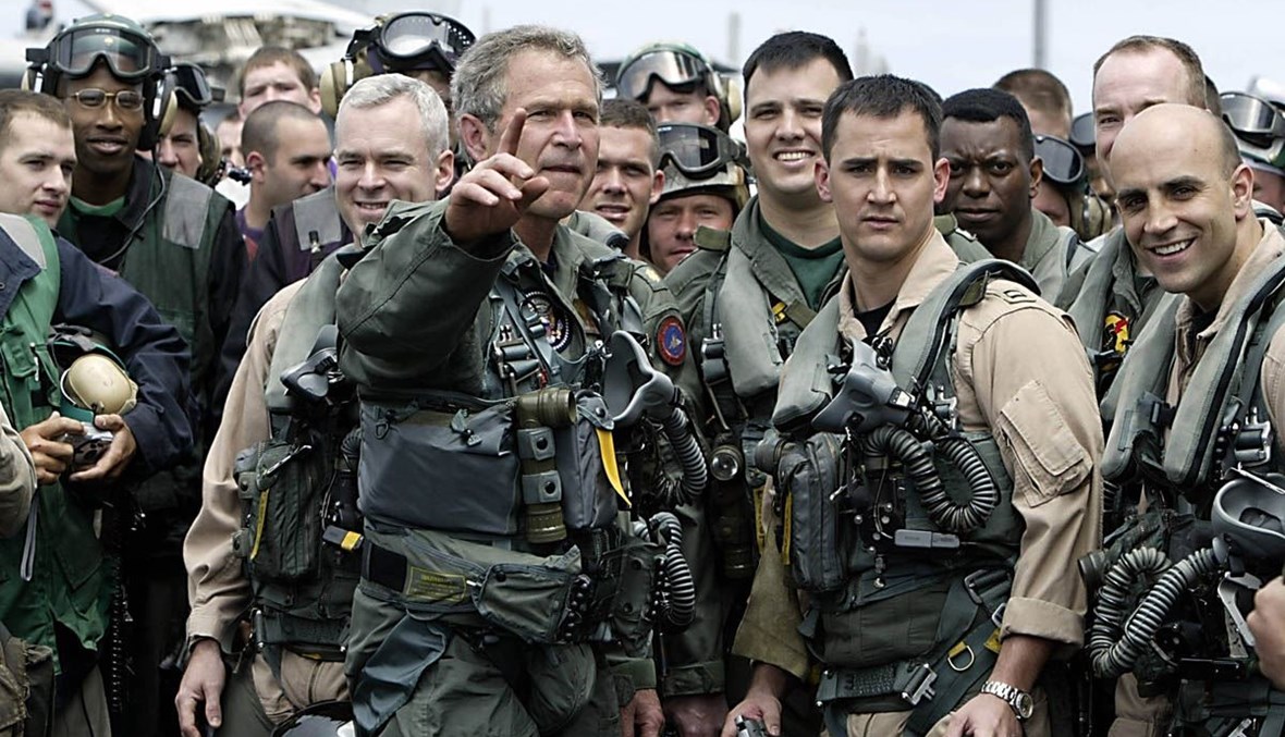 الرئيس الأميركي الأسبق جورج بوش الابن يزور جنوداً أميركيين على متن حاملة الطائرات "أبراهام لينكولن" ويلقي كلمة عن حرب العراق تحت شعار "المهمة أنجزت"، 2003 - "أ ف ب"