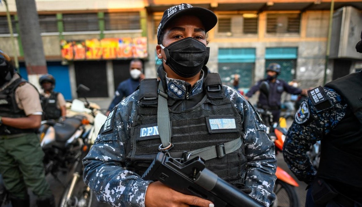 شرطي بلدي يشارك في عملية أمنية في لوس تيكيس بولاية ميراندا في فنزويلا (20 آذار 2021، أ ف ب). 