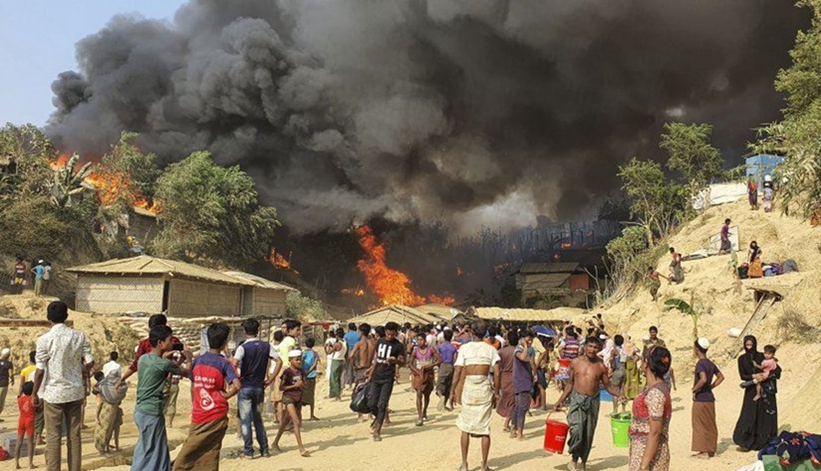 دخان يتصاعد من مخيم الروهينغيا في بالوخالي جنوب بنغلادش (22 آذار 2021، أ ب). 