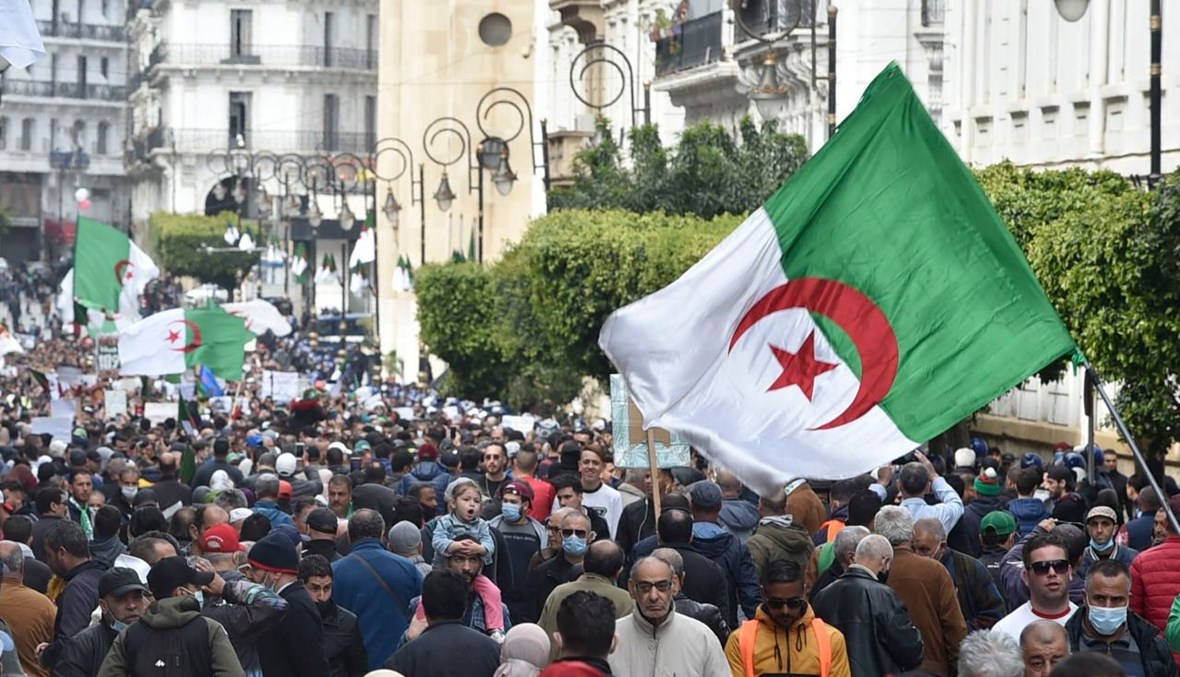 جزائريون يشاركون في تظاهرة في العاصمة الجزائر (19 آذار 2021، أ ف ب). 