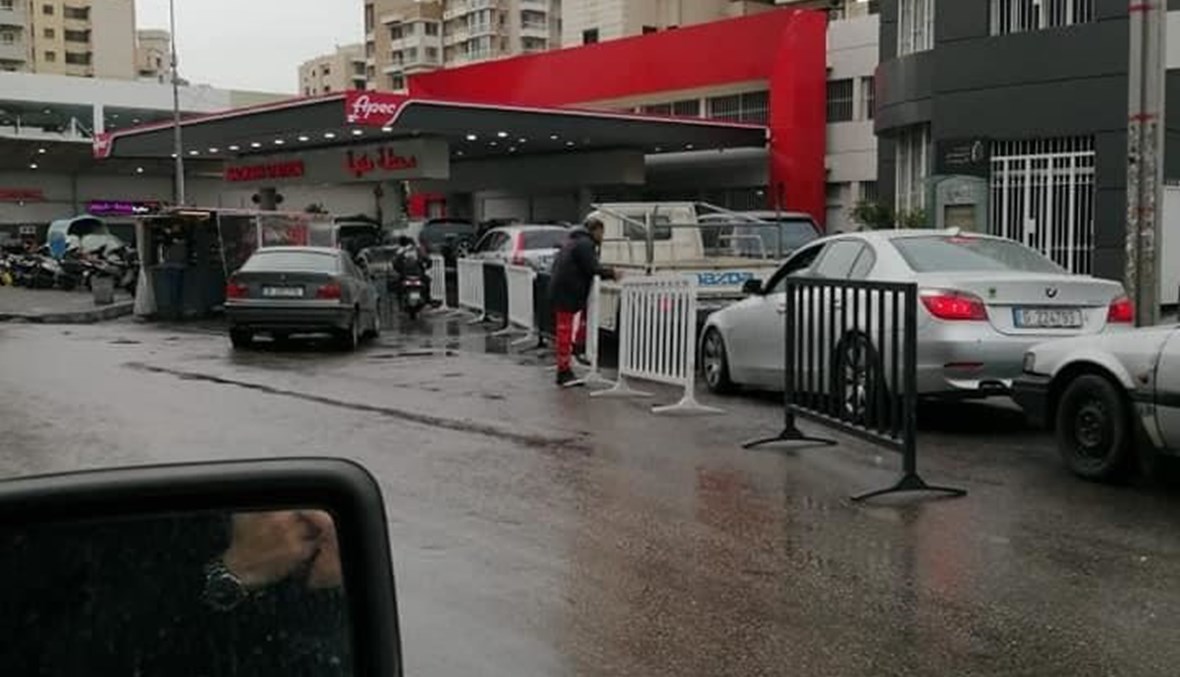 زحمة أمام محطة للوقود في طرابلس.