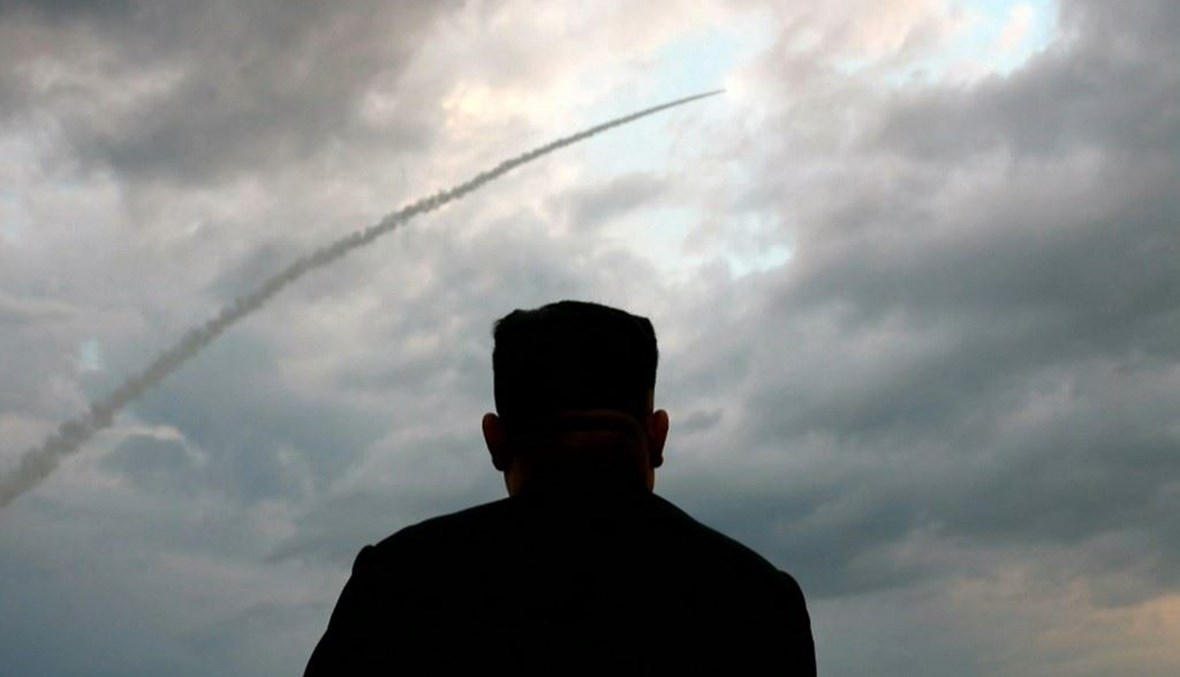 الزعيم الكوري الشمالي خلال التجربة الصاروخية (ا ف ب)