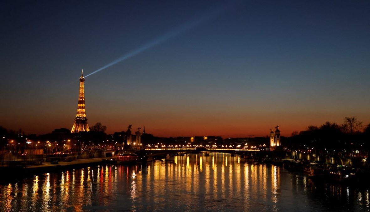 برج إيفل في باريس مضاء عند غروب الشمس (20 آذار 2021، أ ف ب). 