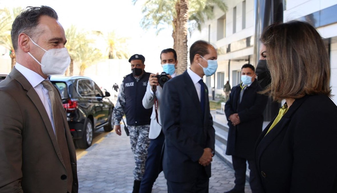 وزيرة الخارجية الليبية نجلاء المنقوش ترحب بماس في مقر رئيس الوزراء في طرابلس (25 آذار 2021، أ ف ب). 