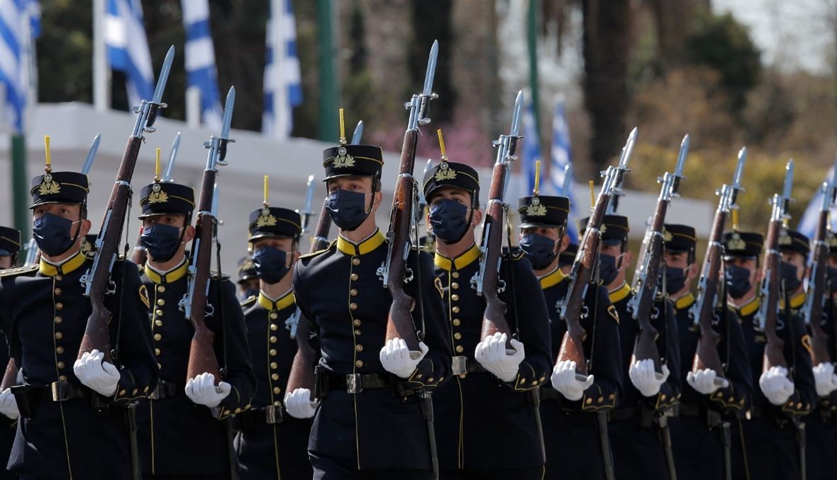 طلاب عسكريون خلال العرض العسكري في أثينا (25 آذار 2021، أ ف ب). 
