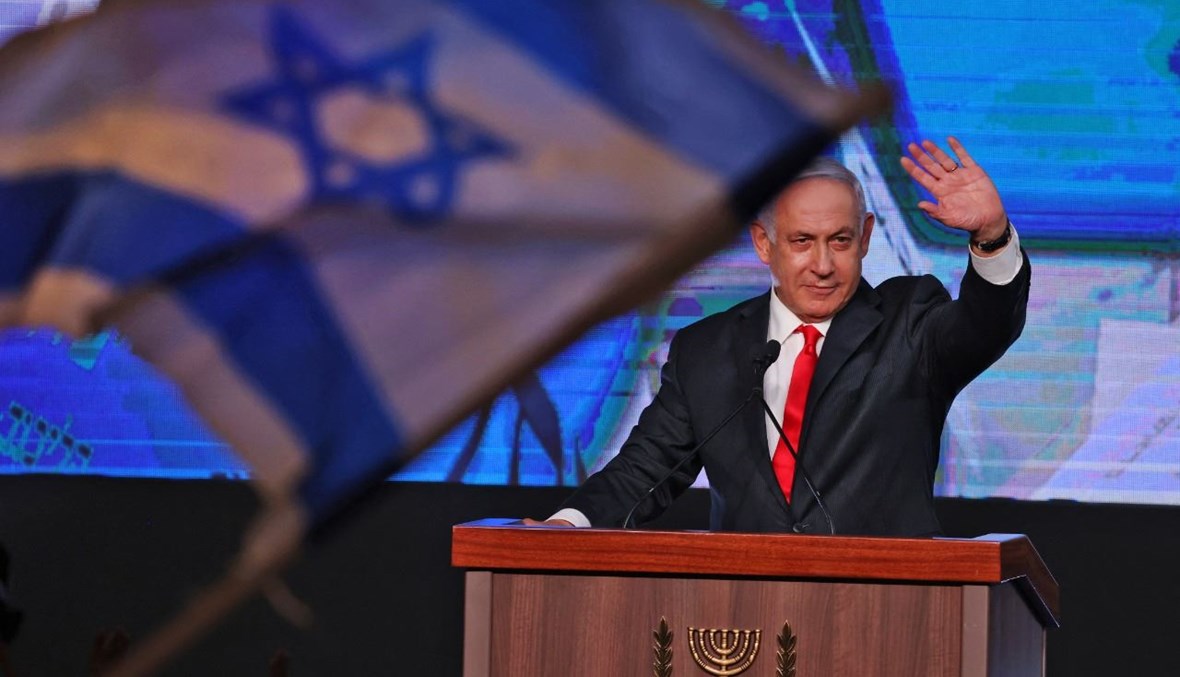 نتنياهو ملوحاً لمؤيديه في مقر الحملة الانتخابية لحزب الليكود في القدس بعد انتهاء التصويت في الانتخابات العامة (24 آذار 2021، أ ف ب). 
