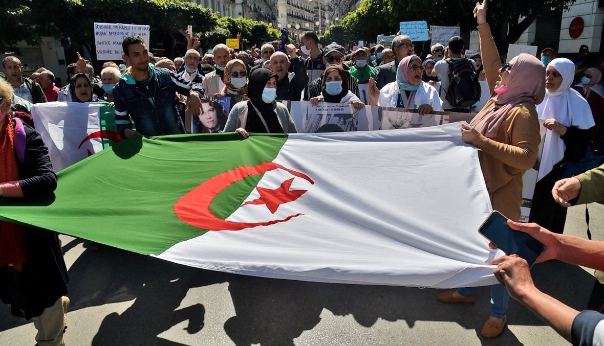 متظاهرون جزائريون مناهضون للحكومة خلال مسيرة احتجاجية في الجزائر العاصمة (26 آذار 2021، ا ف ب).  