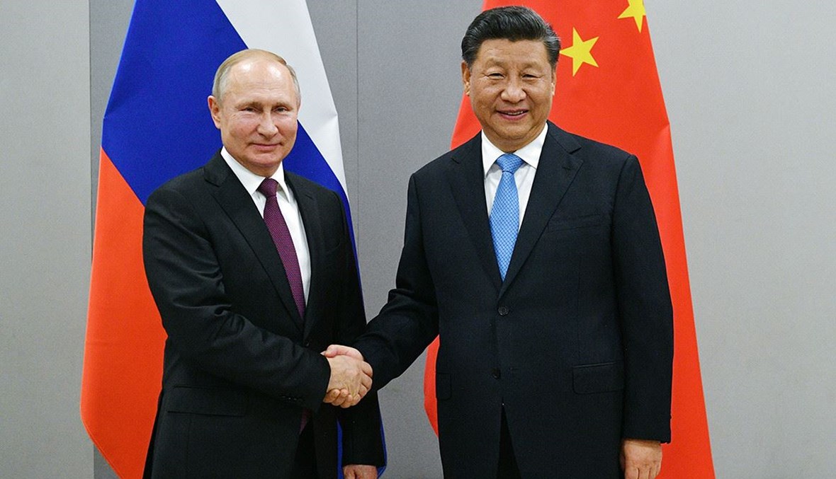 الرئيسان الأميركي شي جينبينغ والروسي فلاديمير بوتين يتصافحان - "أ ب"