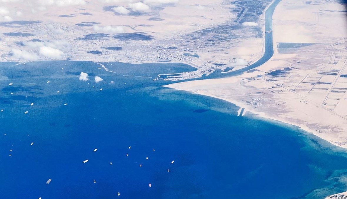 صورة جوية تظهر سفنًا عالقة تنتظر في خليج السويس لعبور قناة السويس (27 آذار 2021، أ ف ب).  