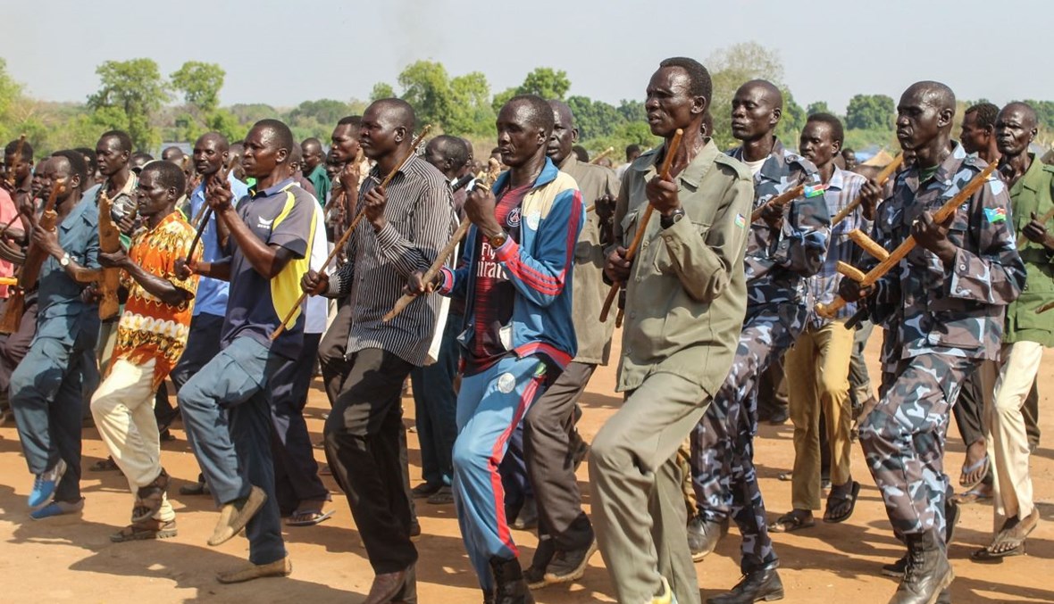 متدربو الشرطة وجنود سابقون يشاركون في تدريبات في مركز التدريب الموحد في الرجاف بجنوب السودان (25 آذار 2021، ا ف ب). 