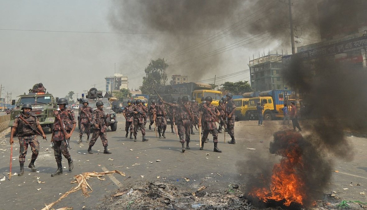 خلال مواجهات بين الشرطة ومتظاهرين في نارايانغانج جنوب شرق دكا (28 آذار 2021، أ ف ب). 