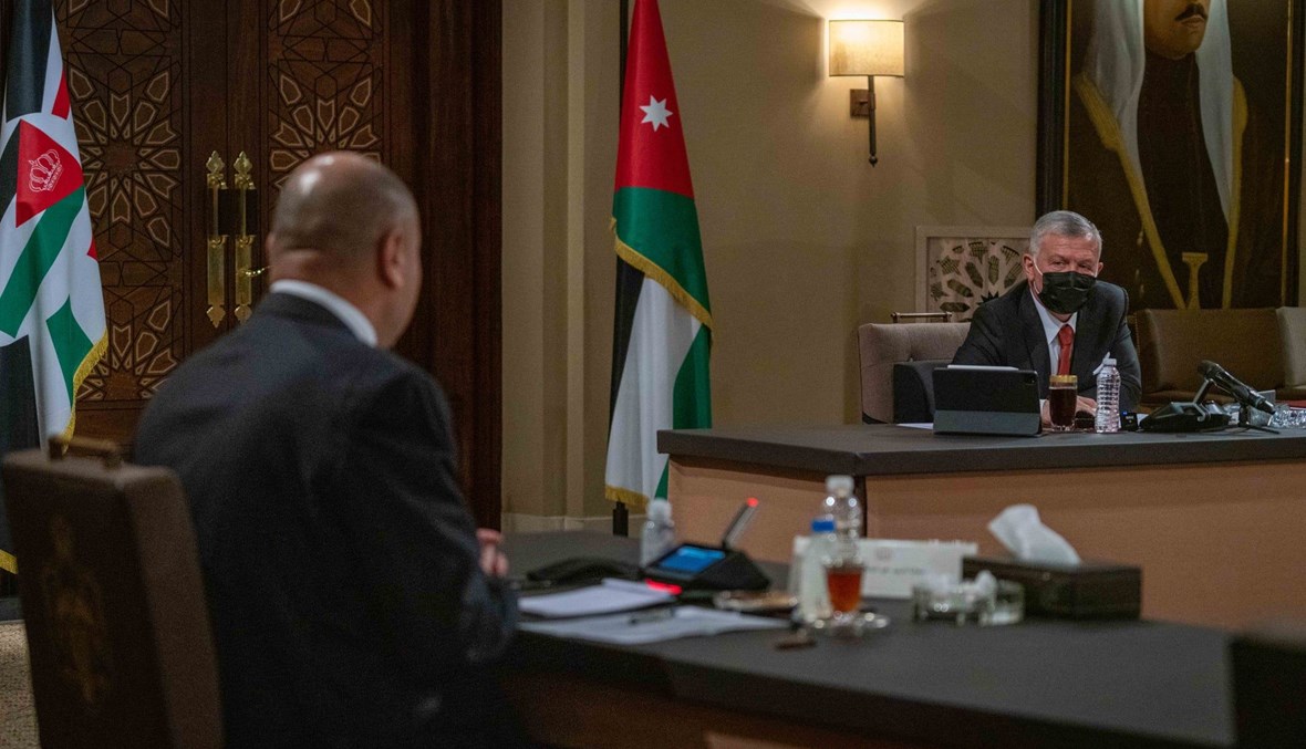 الملك عبدالله الثاني خلال اجتماعه برئيس مجلس النواب ورؤساء عدد من لجان المجلس (23 آذار 2021، الديوان الملكي الهاشمي).
