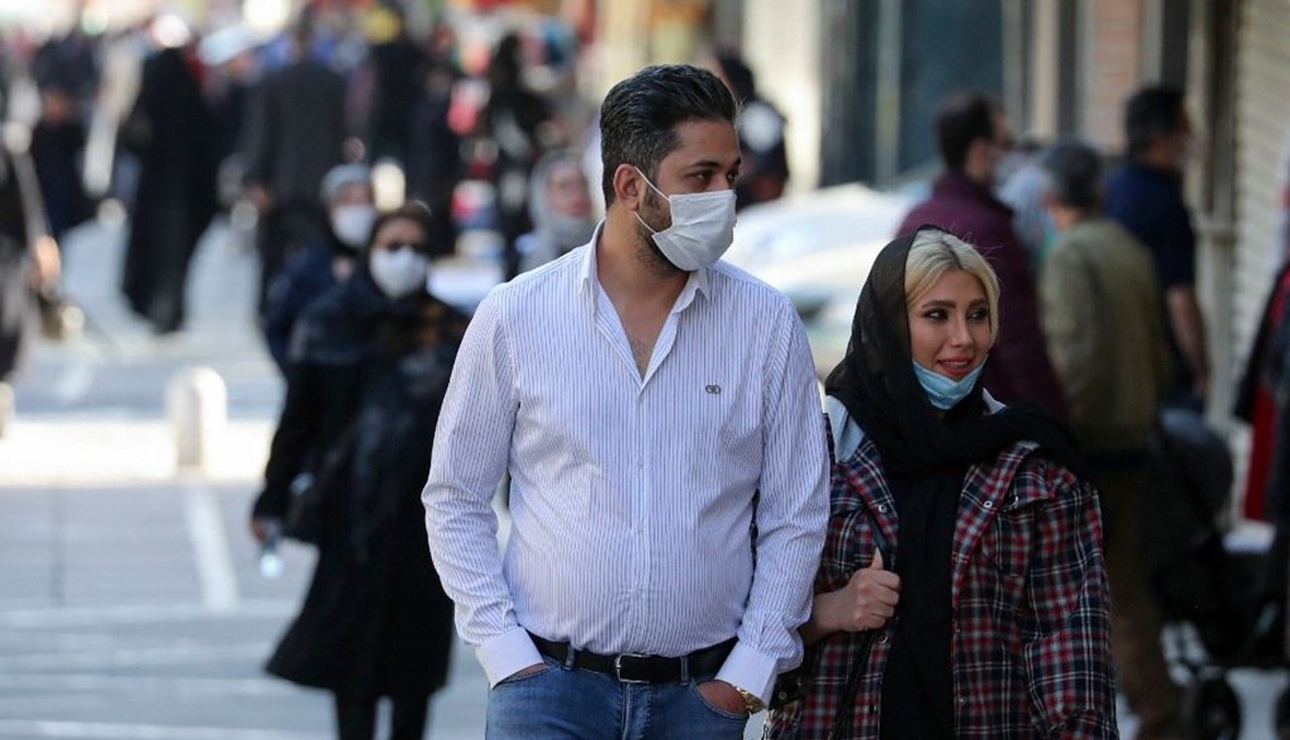  ايرانيون في أحد شوارع طهران أمس.   (أ ف ب)
