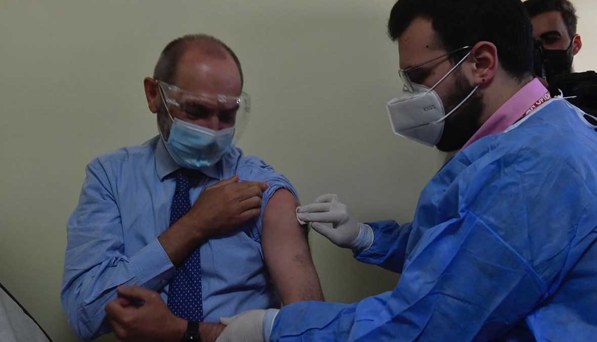 المدير العام للتربية والتعليم العالي فادي يرق يتلقى اللقاح امس. (حسام شبارو)